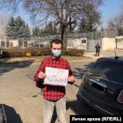 Александър Стоцки на протест пред руското послоство в София