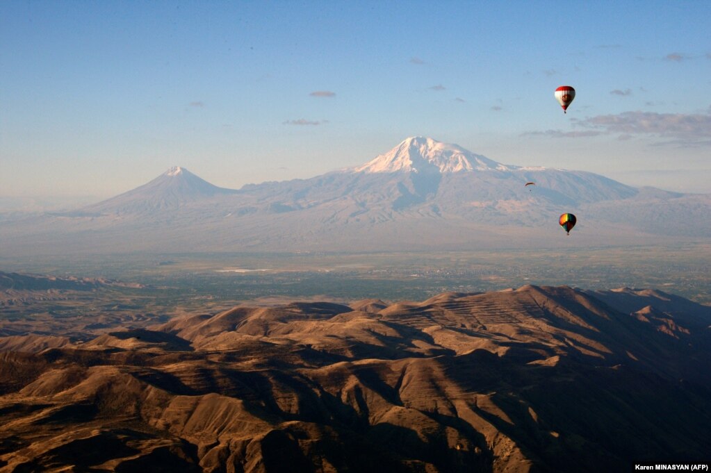 Balona të lëshuara në qiell në festivalin ndërkombëtar të balonave &ldquo;Zbuloni Armeninë nga qielli&rdquo;, pranë vendbanimit Garni në rajonin Kotayk të Armenisë, më 12 tetor.