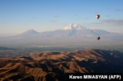 Під час міжнародного фестивалю повітряних куль «Відкрий Вірменію з неба». На задньому плані видно гору Арарат, 12 жовтня 2022 року