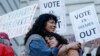 Жена прегръща дъщеря си по време на протест срещу забраната за аборт, Сан Франциско, 24 юни 2022 г.