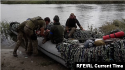 „Am mers pe jos marea parte a drumului. Foarte încărcați, prin apă până la brâu. Am pornit dimineața, am ajuns seara”aime, Ukrainian forces get closer to Liman, frame from a Current Time video