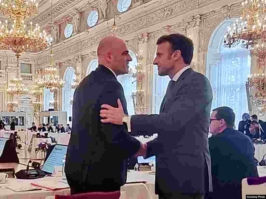 ФРАНЦИЈА / МАКЕДОНИЈА -&nbsp;На првиот состанок во Прага на Европската политичка заедница, францускиот претедател ја потврди француската поддршка на евроинтегративниот процес на Северна Македонија, објави премиерот Димитар Ковачевски кој ја предводи владината делегација на овој форум.