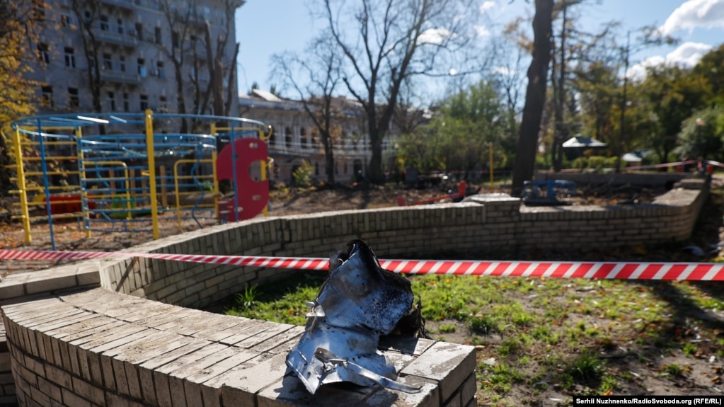 Уламки ракети на дитячому майданчику в центрі Києва