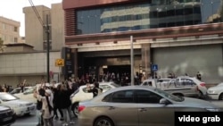 تصویری از شعار دادن معترضان در ورودی متروی خیابان شریعتی تهران