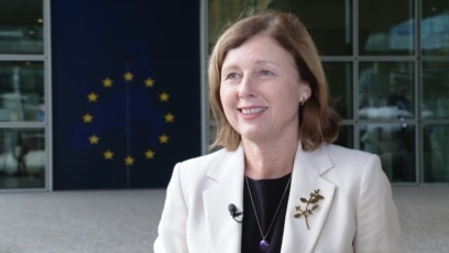 Вицепрезидентът на Европейската комисия ЕК Вера Йоурова призова Гугъл Майкрософт
