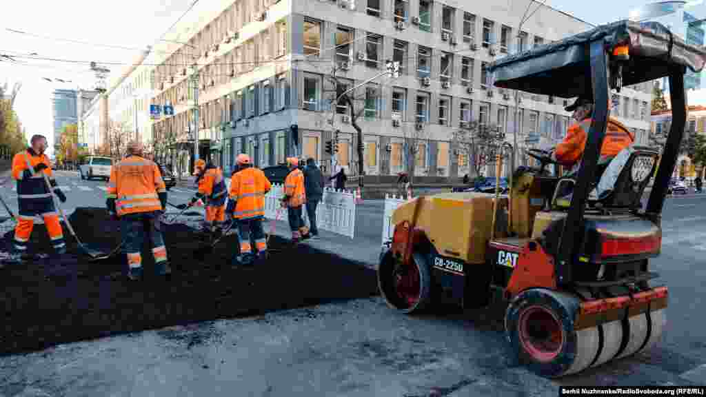 Punëtorët në Kiev riparuan shpejt një kryqëzim të dëmtuar rrugësh që ishte cak i sulmit me raketa që vrau dhe plagosi civilë. Sulmi i 10 tetorit ndodhi dy ditë pasi një shpërthim bëri që një pjesë e urës së Krimesë të rrëzohej në ngushticën e Kerçit dhe dëmtoi një pjesë të linjës hekurudhore.