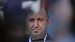 Такова решение трябва да има "едва след изработването на ясни параметри за мирното уреждане на конфликта между Русия и Украйна", смята президентът