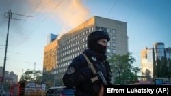 Поліцейський біля місця російської атаки в Києві, 17 жовтня 2022 року 