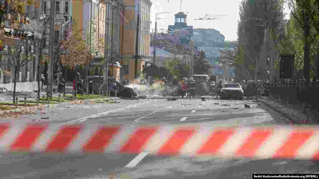 Vatrogasci i uništeni automobili na raskrsnici Ševčenko bulevara, Kijev.