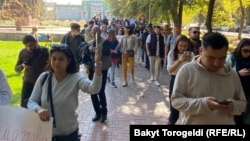 Участники марша за свободу слова в Бишкеке.