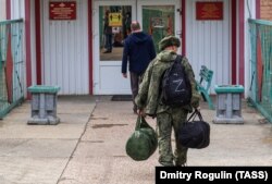 Призывник перед отправкой в вооруженные силы РФ в рамках частичной мобилизации.