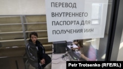 Гражданин России в здании миграционного центра обслуживания населения. Алматы, 3 октября 2022 года
