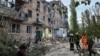 Spasioci rade na mjestu zgrade oštećene u ruskom napadu u Mikolaivu 13. oktobra 2022.