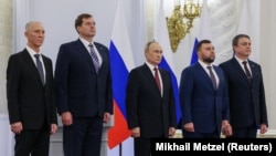 Перший ліворуч на фото Володимир Сальдо, який призначений Москвою керувати окупованою Херсонщиною