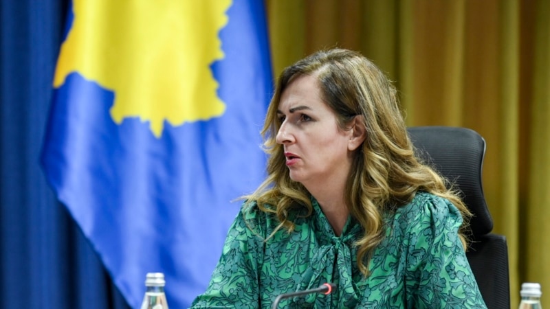Ministarka obrazovanja Kosova krivi opštine što neki prosvetni radnici nisu dobili plate 