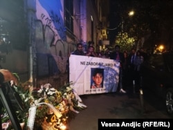 Sestra Dušana Jovanovića, aktivisti i građani položili su cveće u Beogradskoj ulici 35, na mestu gde su neonacisti ubili trinaestogodišnjeg dečaka
