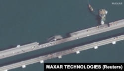 Спутниковый снимок крупным планом дорожного движения и ремонтных работ на Керченском мосту, 12 октября 2022 года