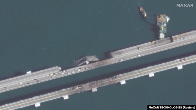 Супутниковий знімок крупним планом дорожнього руху та ремонтних робіт на Керченському мосту, 12 жовтня 2022 року