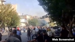 Protestatari în zona stației de metrou Sa'adi din Teheran