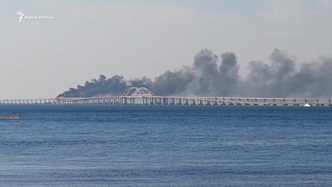 На Крымском мосту произошел взрыв, он получил серьезные повреждения (видео)