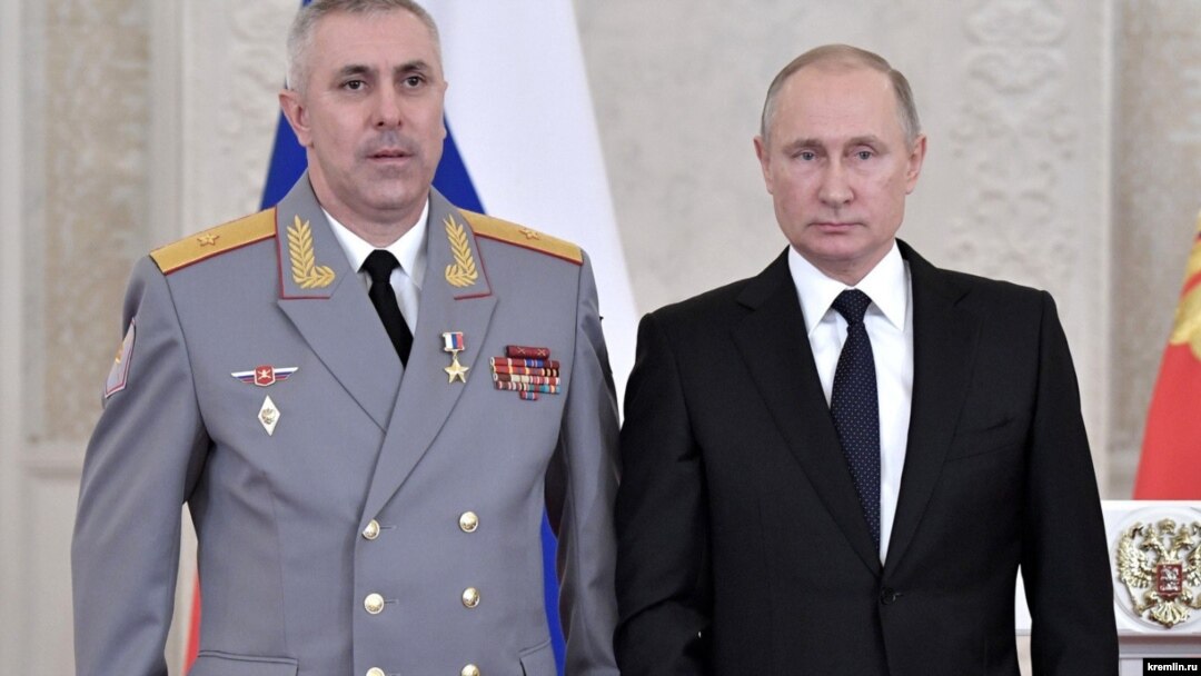 General-leytenant Rüstəm Muradov prezident Vladimir Putinlə (Arxiv fotosu)