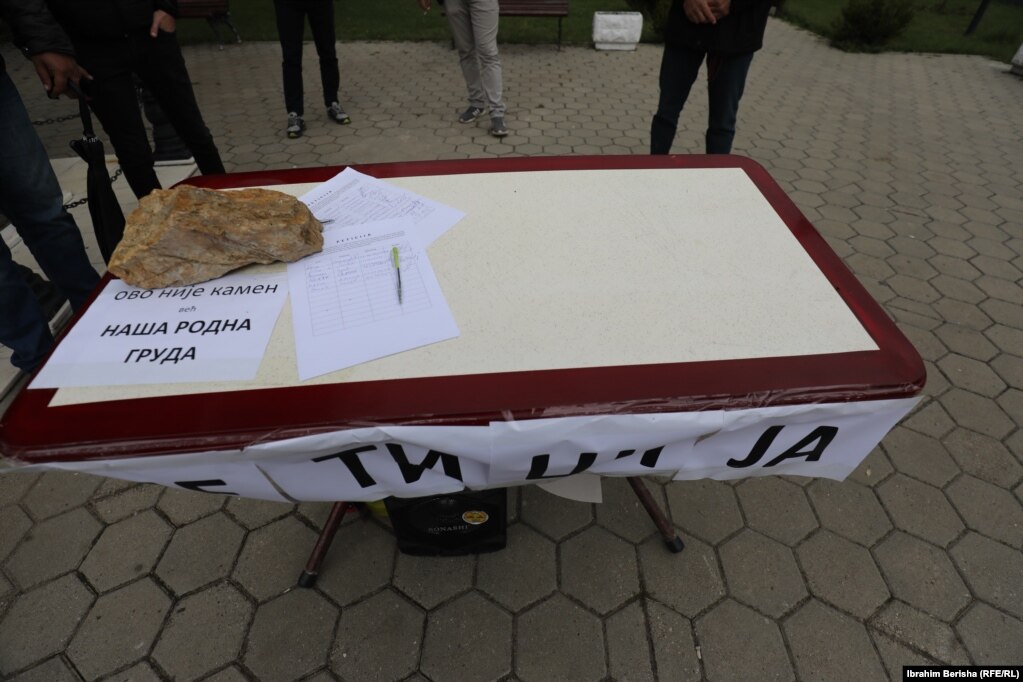 Në nënshkrimin e peticionit kundër këtij shkëmbimi më 3 tetor në Graçanicë, është vendosur një gur, si simbol se prona që jep komuna nuk është tokë gurore.
