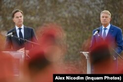 Cei doi candidați anunțați pentru șefia NATO: Mark Rutte (stânga) și Klaus Iohannis.