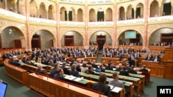 Képviselők az Országgyűlés plenáris ülésén az őszi ülésszak nyitónapján, 2022. szeptember 26-án