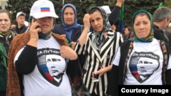 Жителей Махачкалы заставили надеть футболки с портретом Путина