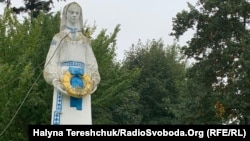 Жителі перефарбували радянські пам'ятники в синьо-жовті кольори