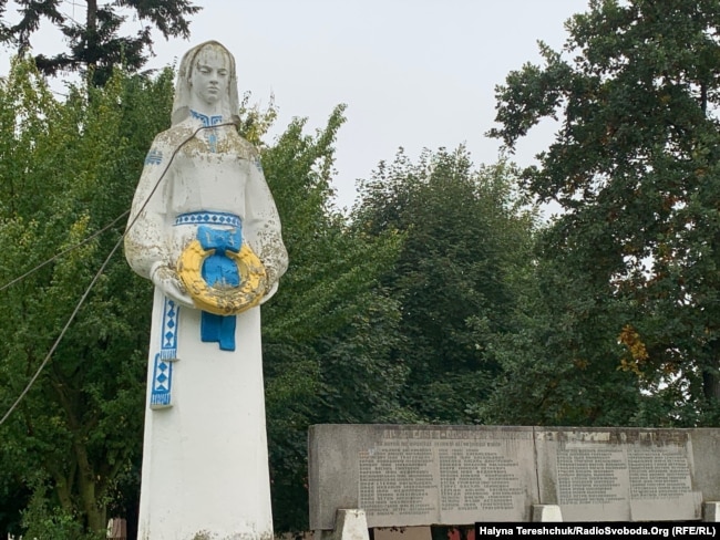 Радянська скульптура, яку селяни розмалювали