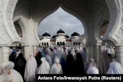 زنان مسلمان اندونزی در نماز عید فطر در خرداد ۹۹