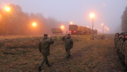 На територията на Беларус пристигнаха първите ешелони с руски военни