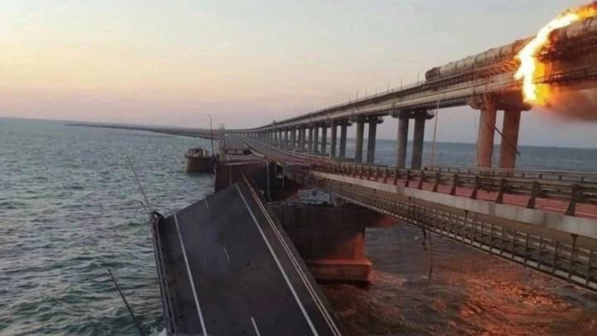 Кримският мост е частично разрушен и преминаването по него е
