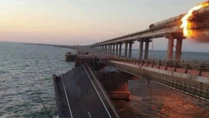 Кримският мост е частично разрушен и преминаването по него е