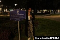 Dušanova sestra, Duška Jovanović, pored simbolične table u parku u centru Beograda tokom obeležavanja 25. godišnjice njegovog ubistva, Beograd, 18. oktobar 2022.