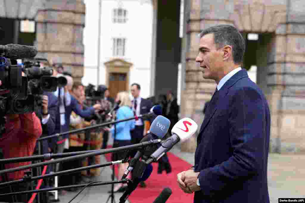 Premijer Španije Pedro Sanchez obraća se novinarima pred početak samita.