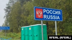 ფოტო არქივიდან. რუსეთის ტერიტორიის დაწყების აღმნიშვნელი წარწერა ესტონეთთან საზღვარზე
