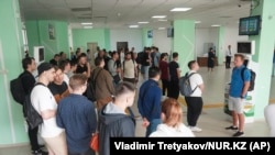 Россияне в очереди в Центре обслуживания населения в Алматы. Они приходят в ЦОНы за регистрацией и получением идентификационных номеров для открытия банковских счетов. 27 сентября 2022 года
