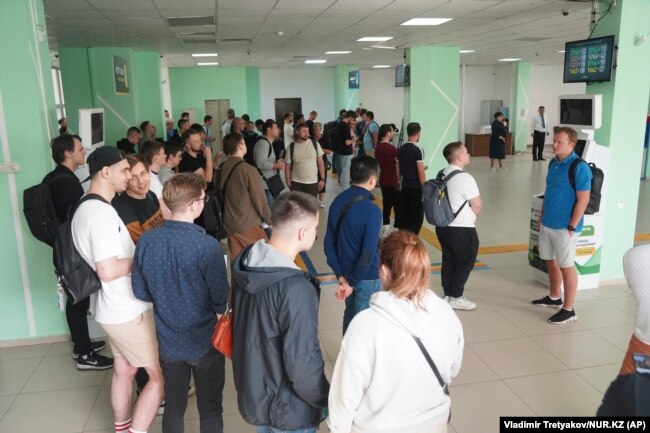 Rusët duke pritur në radhë për të marrë një numër identifikimi personal kazak në një qendër shërbimi publik në Almati, më 27 shtator.