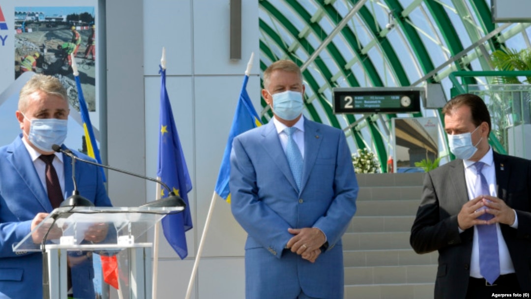 Ministrul de Interne Lucian Bode (stânga), fost deținător al portofoliului Transporturi în guvernul lui Ludovic Orban (dreapta), este de anul acesta secretarul general al Partidului Național Liberal. În imagine, alături de președintele Klaus Iohannis la un eveniment din 2020.