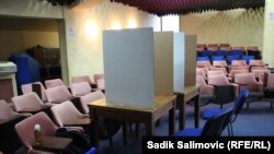 Glasačko mjesto u Srebrenici (istočna BiH), pred dolazak prvih birača u jutro 2. oktobra 2022.
