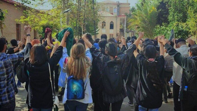آنتیگونه‌های ایران؛ گفت‌وگویی با رامین جهانبگلو درباره اعتراضات