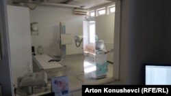 Pajisje për rëntgen, e cila është jashtë funksionit për më shumë se dy muaj, në spitalin e përgjithshëm në Pejë.