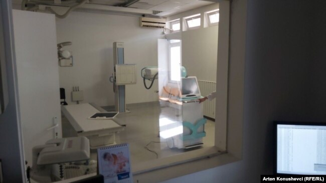 Pajisje për rëntgen, e cila është jashtë funksionit për më shumë se dy muaj, në spitalin e përgjithshëm në Pejë.