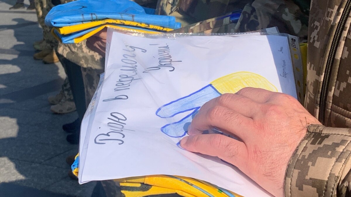 у Львові діти подарували воїнам прапори з підписами і малюнки