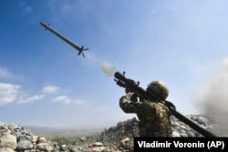 Кыргызский солдат стреляет из переносного зенитно-ракетного комплекса во время совместных военных учений ОДКБ на полигоне «Эдельвейс». Кыргызстан, 9 сентября 2021 года
