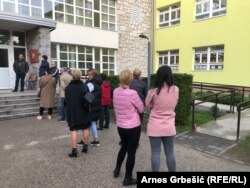 Birači čekaju da glasaju na Opštim izborima u BiH, Doboj, 2. oktobar 2022.