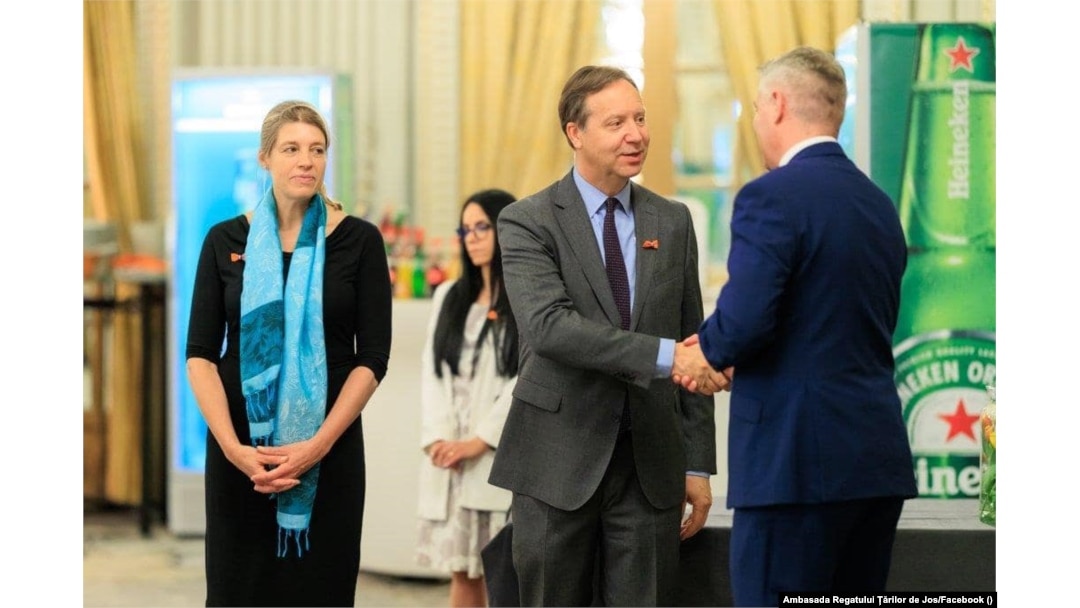 Roelof van Ees (centru) este unul dintre cei mai activi ambasadori aflați în misiune diplomatică la București.