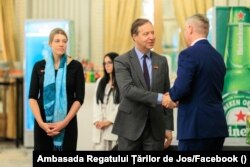 Roelof van Ees (centru) este unul dintre cei mai activi ambasadori aflați în misiune diplomatică la București.